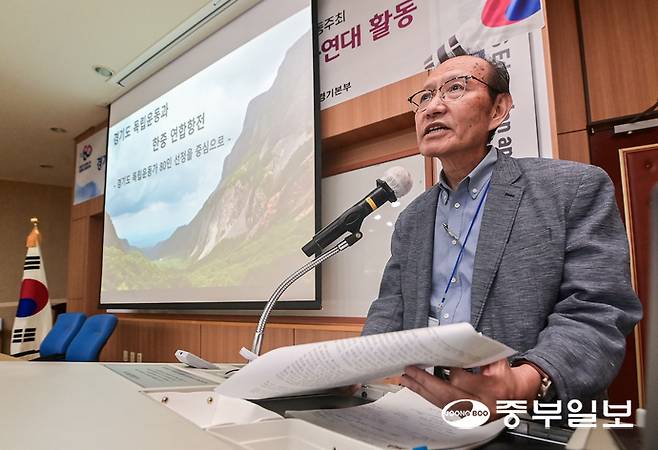김병기 전 광복회 학술원장이 26일 오후 수원시 장안구 보육연구원에서 열린 광복 80주년 기념 학술회의에서 '경기도 독립운동과 한중 연합항전'을 주제로 발표하고 있다. 임채운기자