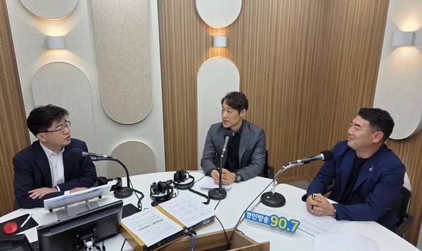 이도형 앵커, 국민의힘 이용창 인천시의원, 더불어민주당 김명주 인천시의원. [경인방송DB]