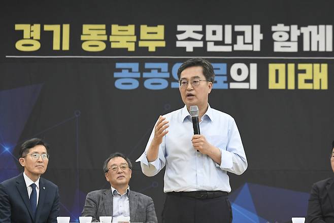 김동연 경기지사가 26일 양주시 옥정호수도서관에서 열린 경기 동북부 공공의료원 설립 현장 설명회에서 주민들의 질문에 답하고 있다. 김태완 기자 lift@kihoilbo.co.kr