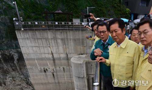 ◇정청래 더불어민주당 대표가 26일 강릉 오봉저수지를 찾아 저수지 현황을 확인하고 있다. 강릉=권태명기자