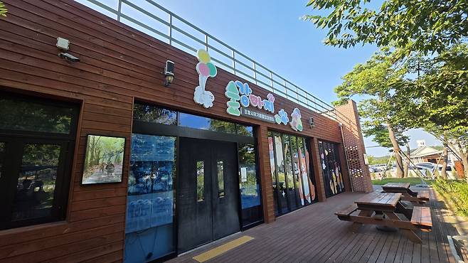 포항시 산림조합 마당에 자리한 숲강아지 센터는 전면 유리창이라 지나다가 강아지와 고양이를 볼 수 있다.