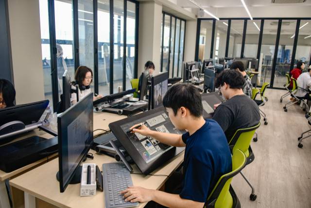 부산경상대학교 학생들이 제3스마트실습실에서 라이즈(RISE) 특성화학과 AI 웹툰애니계열의 ‘움직이는 이모티콘’ 제작 수업을 듣고 있다. 부산경상대 제공