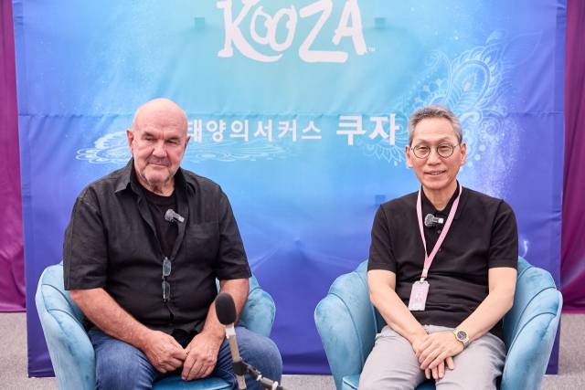 태양의서커스 '쿠자' 질 퐁텐(왼쪽) 수석 투어 디렉터와 (주)마스트인터내셔널 김용관 대표. 마스트 인터내셔널 제공 ​
