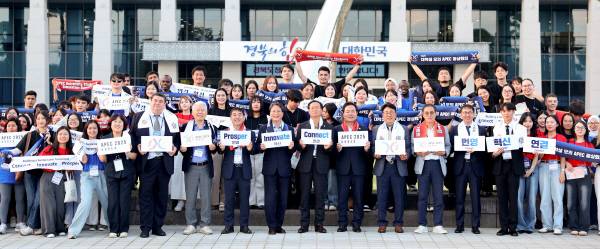 'APEC 2025 KOREA'를 앞두고 모의 정상회의가 경북도청과 경주에서 열리고 있는 가운데 참가자들이 도청에서 모여 기념사진을 찍고 있다. 경북도청 제공.