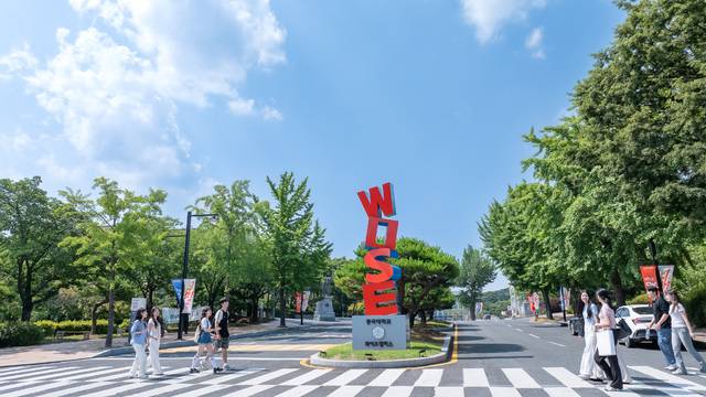 학교 입구의 조형물. 동국대 WISE캠퍼스 제공