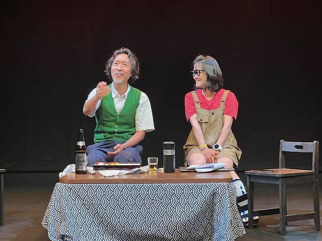 연극 '안녕 간토'에서 주인공 신이치(왼쪽)와 그의 딸 '리카' / 사진=구럼비유랑단