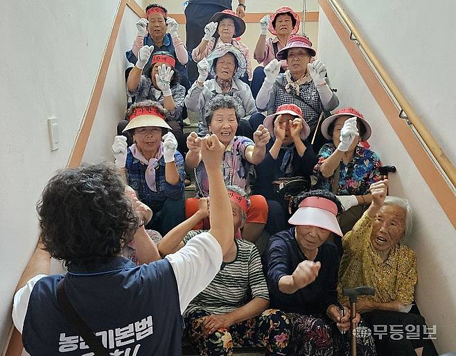 26일 오후 2시께 광주 광산구 삼거동 행정복지센터에서 '광주 소각장 전략환경·기후변화영향평가서 초안'에 대한 주민설명회가 개최될 예정이었으나 주민들의 거센 반발로 무산됐다. 사진은 설명회 입구 계단을 주민들이 점거한 모습. 강주비 기자