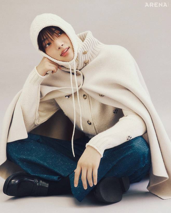 더블 페이스 니트 기법으로 만든 캐시미어 케이프·아르데코 꽃에서 영감받은 크리스털 자수 장식이 돋보이는 캐시미어카 디건·캐시미어 발라클라바 모두 배리 제품.