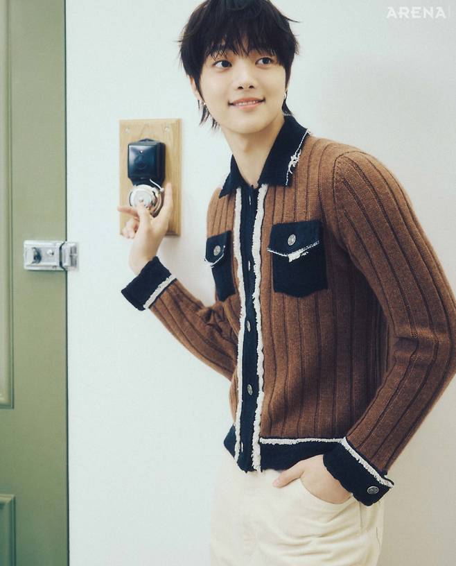 프린지 디테일의 골지 니트 데님 재킷 배리 제품.