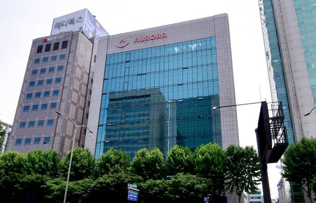 서울 강남구 테헤란로에 위치한 지하 4층~지상 10층짜리 초역세권 오피스빌딩 오로라월드 사옥. 이곳에는 모회사이자 중추사인 오로라월드 말고도 보리얼, 제이앤엠컴퍼니, 오로라컨설팅 등 적잖은 오너 노희열 회장의 가족기업들이 본점을 두고 있다. /네이버 지도