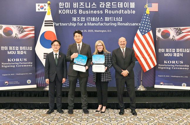 (왼쪽부터)김정관 산업통상자원부 장관, 조원태 한진그룹 회장, 스테파니 포프 보잉 상용기 부문 사장 겸 최고 경영자, 하워드 러트닉 미국 상무장관./사진=대한항공