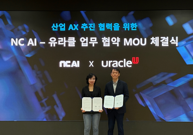 왼쪽부터 엔씨 AI 이연수 대표, 유라클 권태일 대표(제공=엔씨 AI).