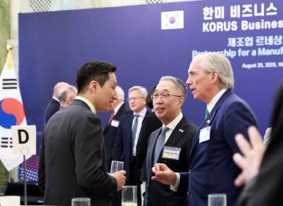박지원 두산에너빌리티 회장(가운데), 정기선 HD현대 수석부회장이 25일(현지시간) 미국 워싱턴DC 윌라드 호텔에서 열린 한미 비즈니스 라운드 테이블에서 참석한 미국 기업인과 대화하고 있다.(사진=연합뉴스)