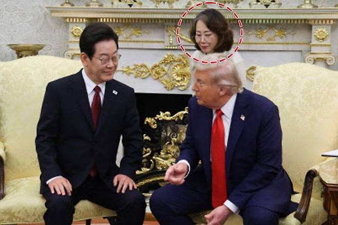 이재명 대통령이 25일(현지시간) 미국 워싱턴 DC 백악관 오벌오피스에서 도널드 트럼프 미국 대통령과 한미 정상회담을 하고 있다. (사진=연합뉴스)