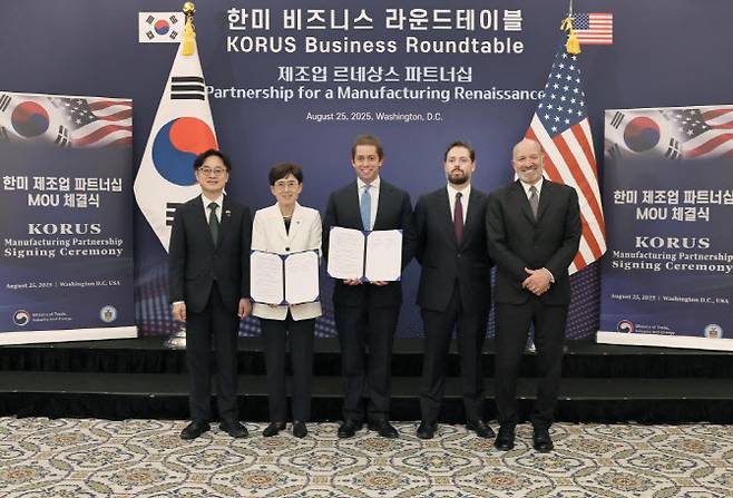 한국가스공사는 25일(현지시간) 미국 워싱턴 D.C.에서 글로벌 에너지 기업인 트라피구라(Trafigura)사를 포함한 공급업체들과 LNG 도입 계약을 체결했다. 사진 왼쪽부터 김정관 산업통상자원부 장관, 최연혜 가스공사 사장, 리차드 홀텀(Richard Holtum) 트라피구라 사장, 로버트 피(Robert Fee) 쉐니에르 워싱턴 지사장, 하워드 러트닉(Howard Lutnick) 미국 상무부 장관 모습. (사진=한국가스공사)