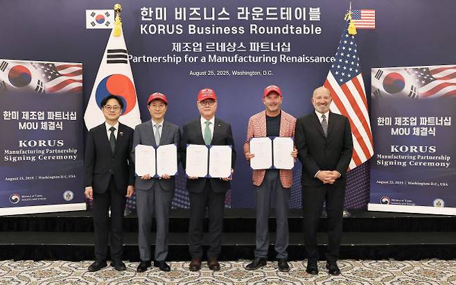 한국수력원자력이 25일(현지시간) 미국 워싱턴 D.C.에서 미국 민간 에너지 회사인 페르미 아메리카(Fermi America) 및 삼성물산과 첨단 에너지 복합센터 건설 협력을 위한 업무협약을 체결했다. 사진 왼쪽부터 김정관 산업통상자원부 장관, 오세철 삼성물산 사장, 황주호 한국수력원자력 사장, 토비 노이게바우어(Toby Neugebauer) 페르미 아메리카 CEO, 하워드 러트닉(Howard Lutnick) 미국 상무부 장관 모습. (사진=한국수력원자력)
