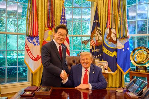 이재명 대통령이 25일(현지시간) 미국 워싱턴DC 백악관 오벌오피스에서 열린 한미 정상회담뒤 도널드 트럼프 미국 대통령과 악수하며 미소짓고 있다.(사진=연합뉴스)