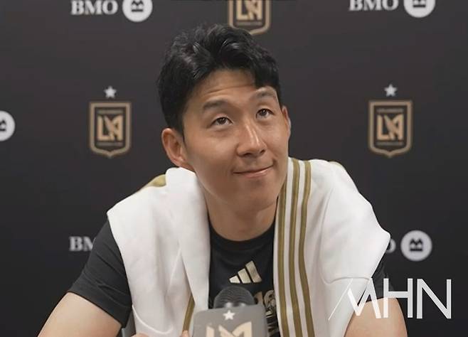(손흥민이 지난 10일(한국시간) MLS 데뷔전을 치른 뒤 '포스트게임' 인터뷰를 하고 있다)