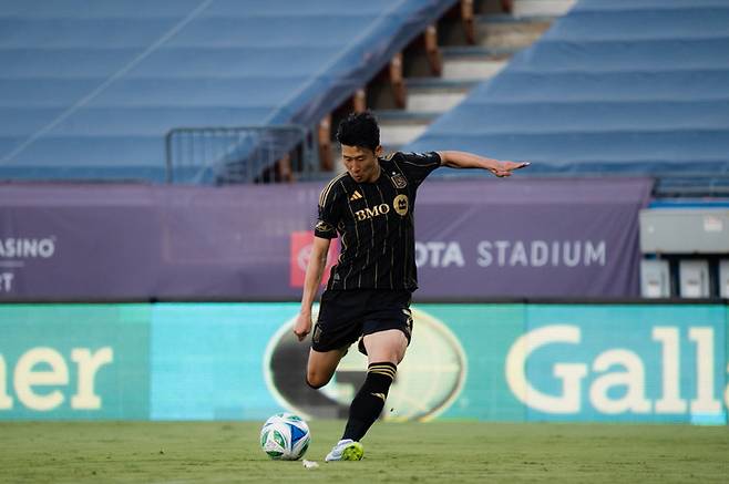 슈팅을 날리는 LA FC 손흥민