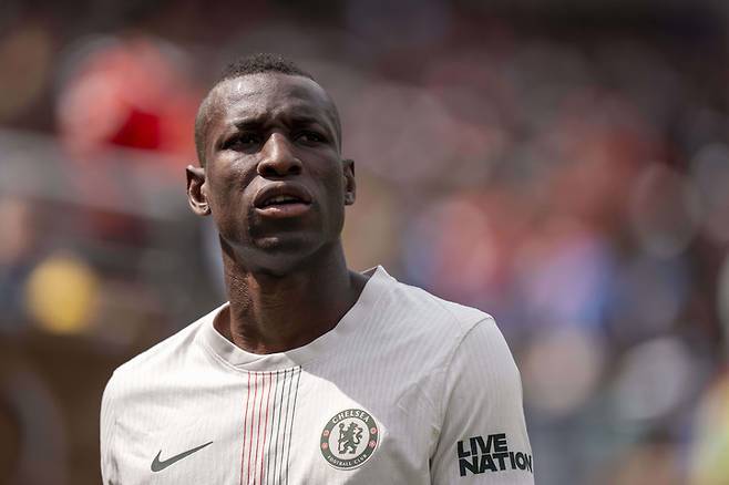 첼시의 니콜라스 잭슨이 클럽 월드컵 D조 경기에서 플라멩구를 상대로 퇴장을 당한 뒤 경기장을 떠나며 반응하고 있다.