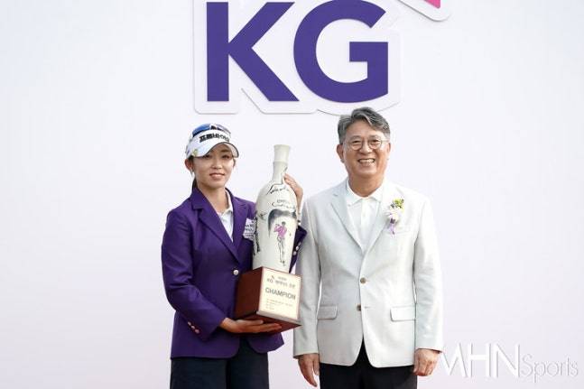 지난해 KG 레이디스 오픈에서 우승한 배소현이 곽재선 KG그룹 회장과 기념 촬영을 하고 있다.