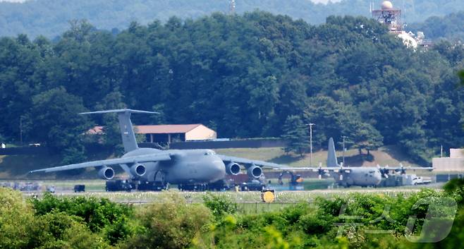 25일 경기 평택시 주한미군 오산공군기지에 C-5 수송기와 C-130 수송기가 계류되어 있는 모습. 2025.8.25/뉴스1 ⓒ News1 김영운 기자