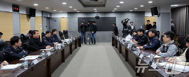 2024년 12월 4일, 코레일 서울본부에서 총파업 하루 전 한문희 당시 코레일 사장(왼쪽)과 최명호 철도노조 위원장(오른쪽)이 막판 교섭 전 마주보고 있다.(자료사진)/뉴스1 ⓒ News1 박지혜 기자