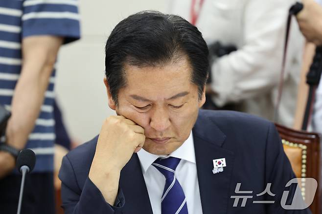 정청래 더불어민주당 국회 국방위원이 지난 25일 서울 여의도 국회에서 열린 제428회 국회(임시회) 국방위원회 제1차 전체회의에 참석해 생각에 잠겨있다. 2025.8.25/뉴스1 ⓒ News1 이승배 기자