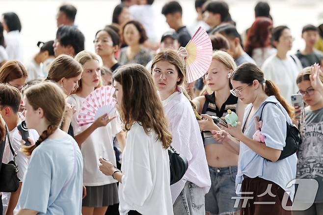 서울 용산구 국립중앙박물관 전시실 앞 광장에서 외국인 학생들이 줄을 서 전시실로 입장하고 있다.  ⓒ News1 민경석 기자