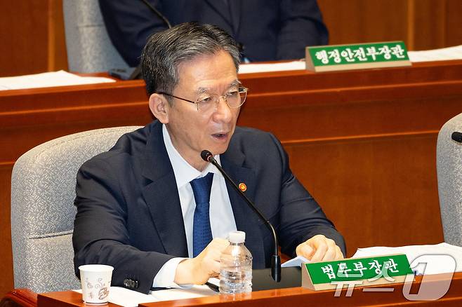 정성호 법무부 장관이 지난 25일 서울 여의도 국회에서 열린 제428회 국회(임시회) 예산결산특별위원회 제1차 전체회의에 출석해 의원 질의에 답하고 있다. 2025.8.25/뉴스1 ⓒ News1 유승관 기자