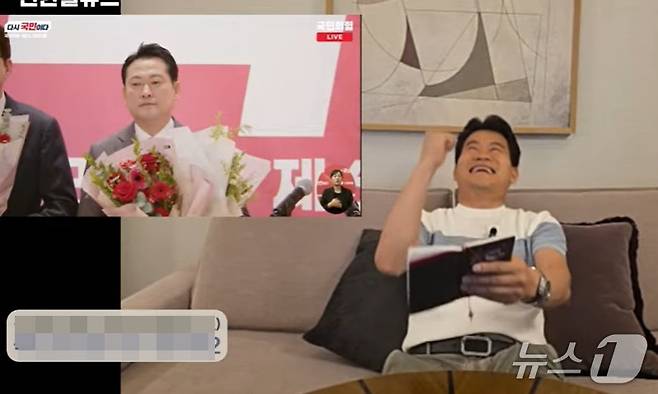 전한길 씨가 26일 미국 워싱턴에서 유튜브 라이브 방송 도중  국민의힘 신임 당대표로 장동혁 후보가 당선되자 기쁨을 감추지 못하고 있다. (유튜브 갈무리) ⓒ 뉴스1