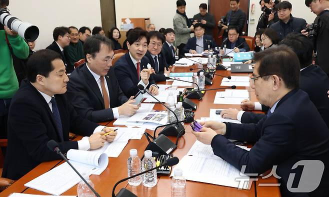 지난 2월 18일 오전 서울 여의도 국회에서 열린 기획재정위원회 제2차 경제재정소위원회에서 여야 의원들이 천연니코틴과 합성니코틴이 들어간 액상형담배를 살펴보며 대화하고 있다. 2025.2.18/뉴스1 ⓒ News1 이광호 기자