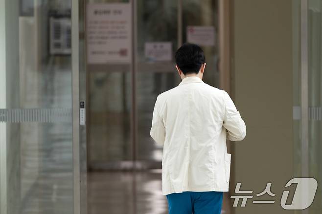 서울 시내 한 대학병원에서 의료진이 걸음을 옮기고 있다. 2025.8.11/뉴스1 ⓒ News1 이승배 기자