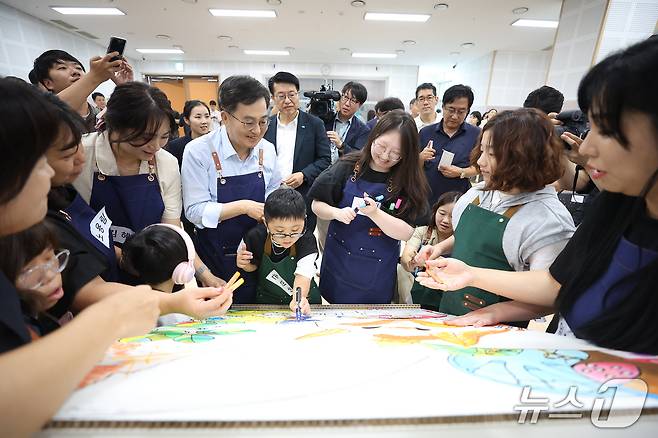 26일 오후 김동연 경기도지사가 양주시 경기북부누림센터를 방문해 아이들과 미술체험을 하고 있다.(제공. 재판매 및 DB금지)