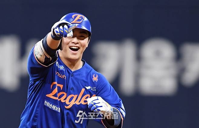 한화 문현빈이 26일 고척스카이돔에서 열린 2025 KBO리그 키움과 경기 9회초 무사 키움 투수 조영건을 상대로 솔로 홈런을 친 뒤 기뻐하고 있다. 문현빈의 시즌 12호 홈런. 고척 | 박진업 기자 upandup@sportsseoul.com