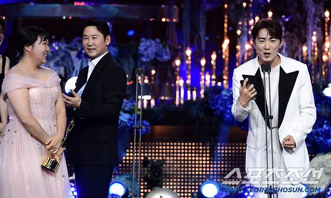 제4회 청룡시리즈어워즈(Bluedragon Series Awards)가 18일 인천 파라다이스시티에서 열렸다. 여자예능인상을 수상한 이수지가 김원훈에게 수상 소감을 양보하고 있다. 인천=허상욱 기자 wook@sportschosun.com/2025.07.18/