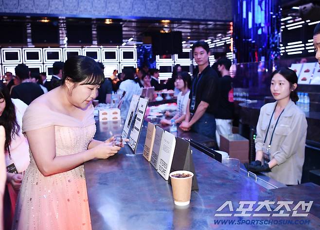 제4회 청룡시리즈어워즈(Blue Dragon Series Awards)가 18일 인천 파라다이스시티에서 열렸다. 이수지가 스테레오 스코피 커피를 고르고 있다. 인천=정재근 기자cjg@sportschosun.com/2025.07.18/