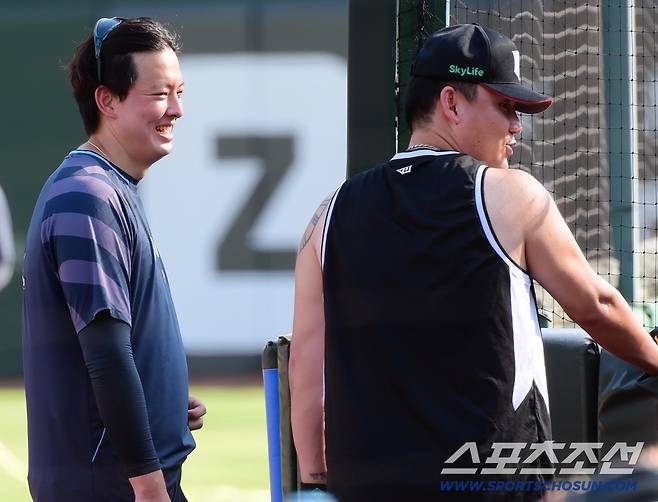 26일 부산 사직구장에서 열린 KT와 롯데의 경기. KT 장성우가 롯데 불펜을 방문해 김원중과 반갑게 인사 나누고 있다. 사진=정재근 기자 cjg@sportschosun.com
