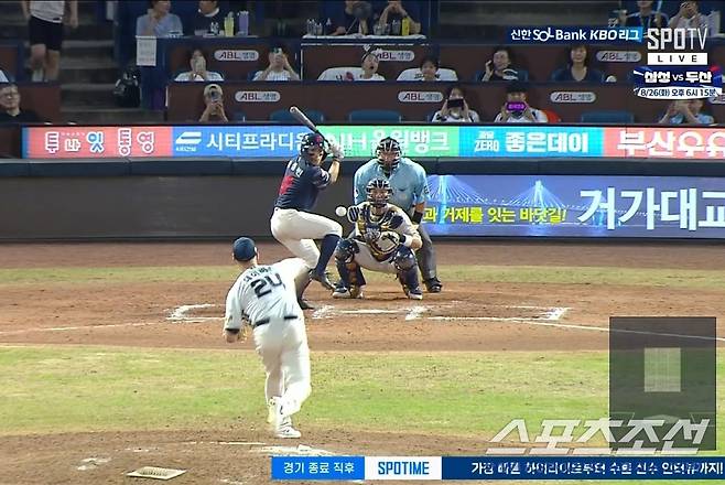 NC 외국인 타자 데이비슨이 24일 롯데전 9회초 투수로 등판했다. SPOTV 중계화면 캡쳐