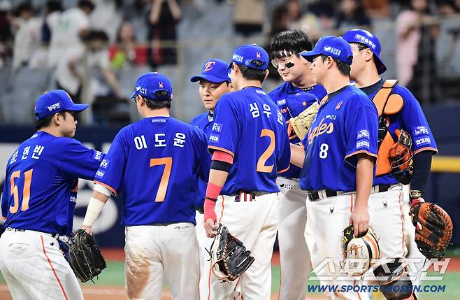 26일 고척돔에서 열린 KBO리그 키움과 한화의 경기. 한화가 키움에 3대 1로 승리했다. 경기 종료 후 승리의 기쁨을 나누고 있는 한화 선수들. 고척=송정헌 기자songs@sportschosun.com/2025.08.26/