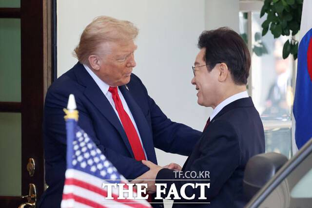 한미정상회담을 계기로 양국 기업들의 원자력발전 협력 강화가 본격화되고 있다. 이재명 대통령과 도널드 트럼프 미국 대통령이 25일(현지 시간) 미국 워싱턴DC 백악관에서 한미 정상회담에 앞서 인사를 나누고 있다. /워싱턴=뉴시스