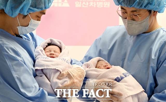 보건복지부는 지역 분만 대응 역량을 강화하고 산모와 신생아 통합치료를 주도적으로 수행할 지역모자의료센터 10곳을 선정했다고 26일 밝혔다. 사진은 2025년 1월 1일 경기 일산차병원에서 태어난 신생아들. /사진=임영무 기자