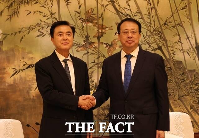 김태흠 충남도지사(왼쪽)가 26일 상하이 시청에서 궁정 상하이 시장을 만나 교류·협력을 확대해 나아가기로 뜻을 같이했다. /충남도