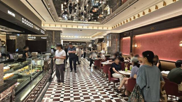 신세계백화점 강남점이 26일 '프리미엄 델리 전문관'을 개점했다. 백화점 내 시식 공간.