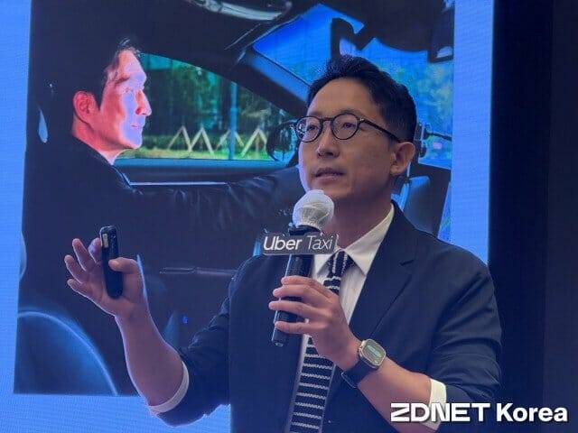 송진우 GM이 우버 택시의 새로운 서비스에 대해 설명하고 있다