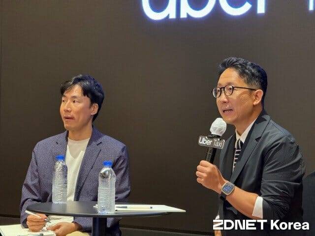 송진우 GM과 양석환 본부장이 취재진의 질문에 답하고 있다