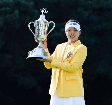 유현조가 작년 KB금융 스타챔피언십 우승 직후 트로피를 들고 환하게 웃고 있다. 사진제공=KLPGA