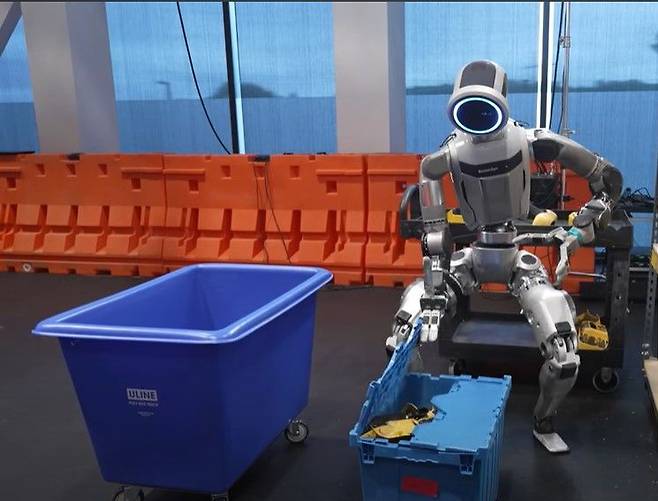 보스턴다이내믹스의 휴머노이드 로봇 아틀라스가 닫힌 상자를 스스로 열고 부품 정리 작업을 이어가고 있다. 보스턴다이내믹스 제공