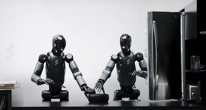 피규어AI의 휴머노이드 로봇용 기계학습(머신러닝) AI 모델 '헬릭스'가 적용된 휴머노이드 로봇. 두 대의 로봇이 서로 협력하며 작업을 수행하고 있다. 피규어AI 유튜브 캡처