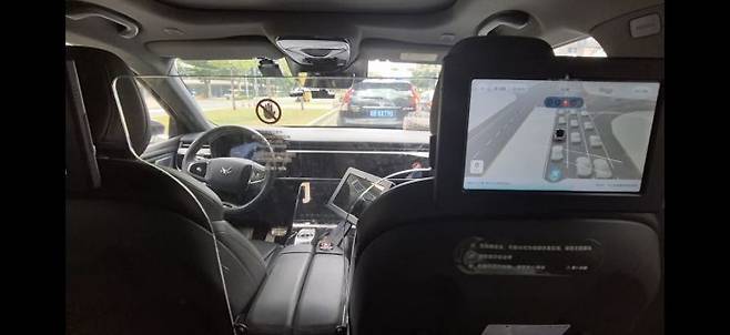 중국 선전시 핑산구에서 운행 중인 바이두 무인 자율주행 택시. 운전석에 운전자가 없이 자율주행택시가 스스로 운전을 하고 있다. 우수연 기자